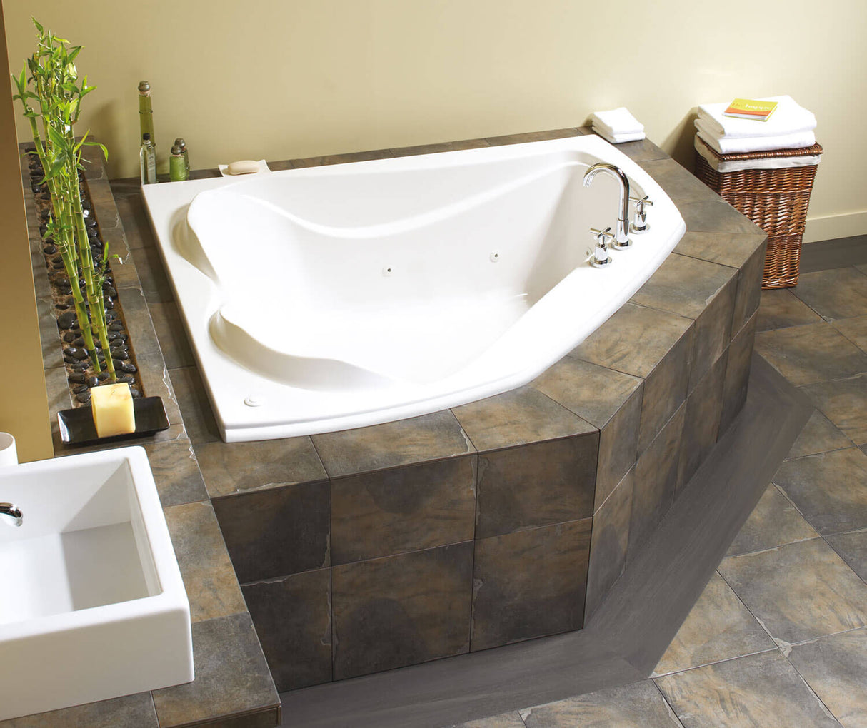 MAAX 102724-091-001-100 Cocoon 6054 Acrylic Corner Center Drain 10 Microjets Bathtub in White