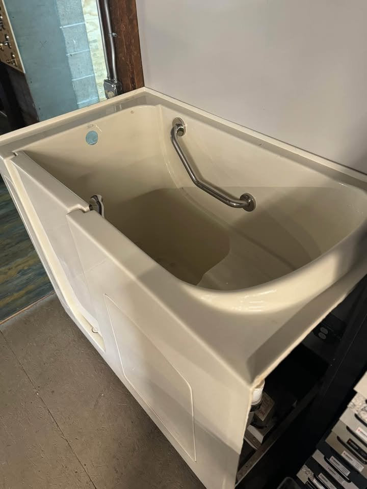 Hydro Systems Lifestyle 5230 52″ Walk-In Combo Tub with Jets & Grab Bars Tub MADE IN THE USA (Floor Model for Sale)