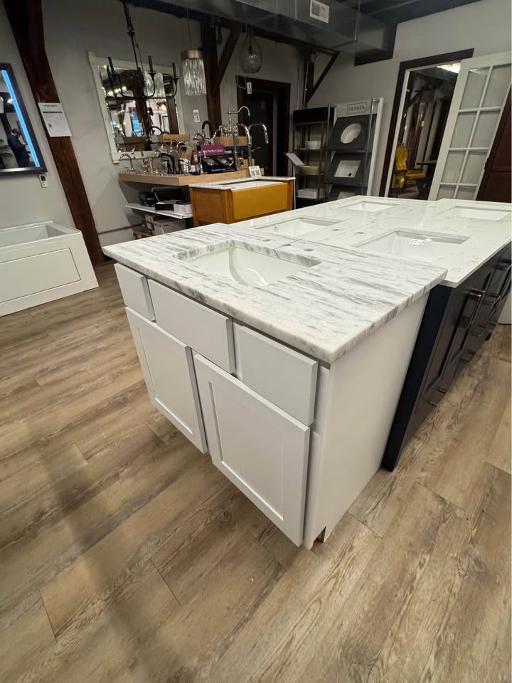 41” Shaker Vanity With 3cm Roman White Top