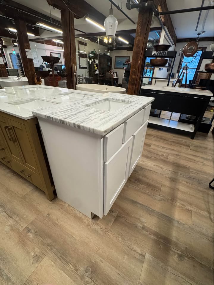 41” Shaker Vanity With 3cm Roman White Top