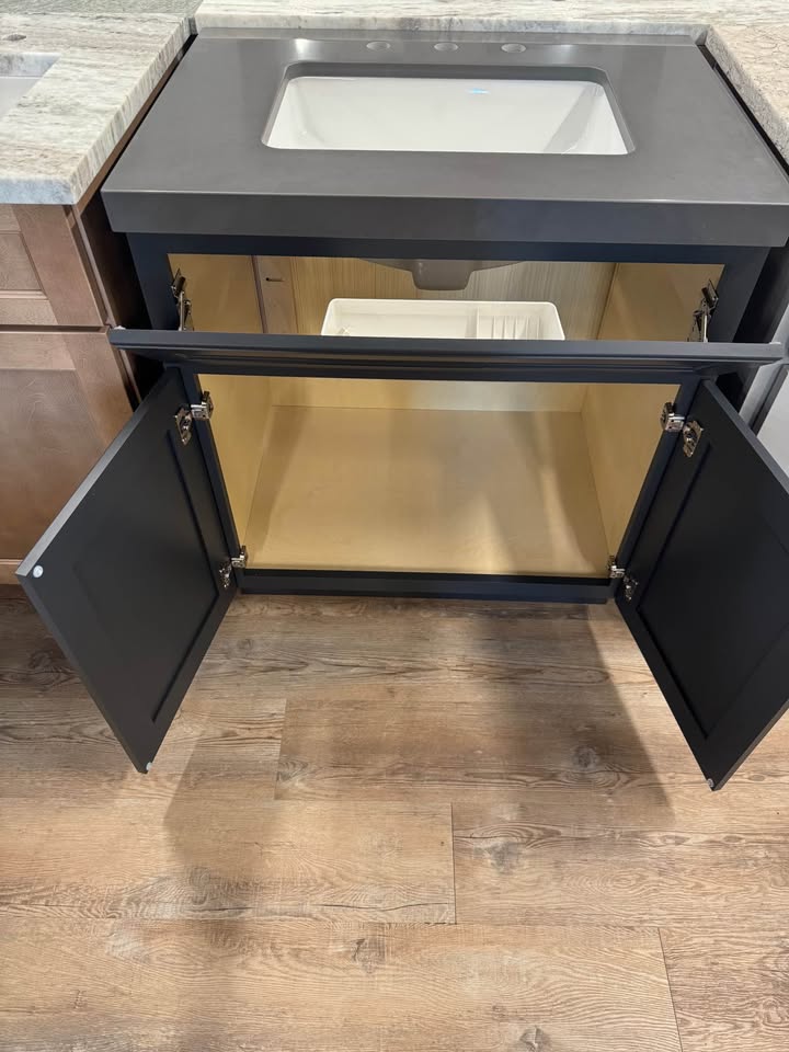 30" Charcoal Vanity & 31" Quartz Top