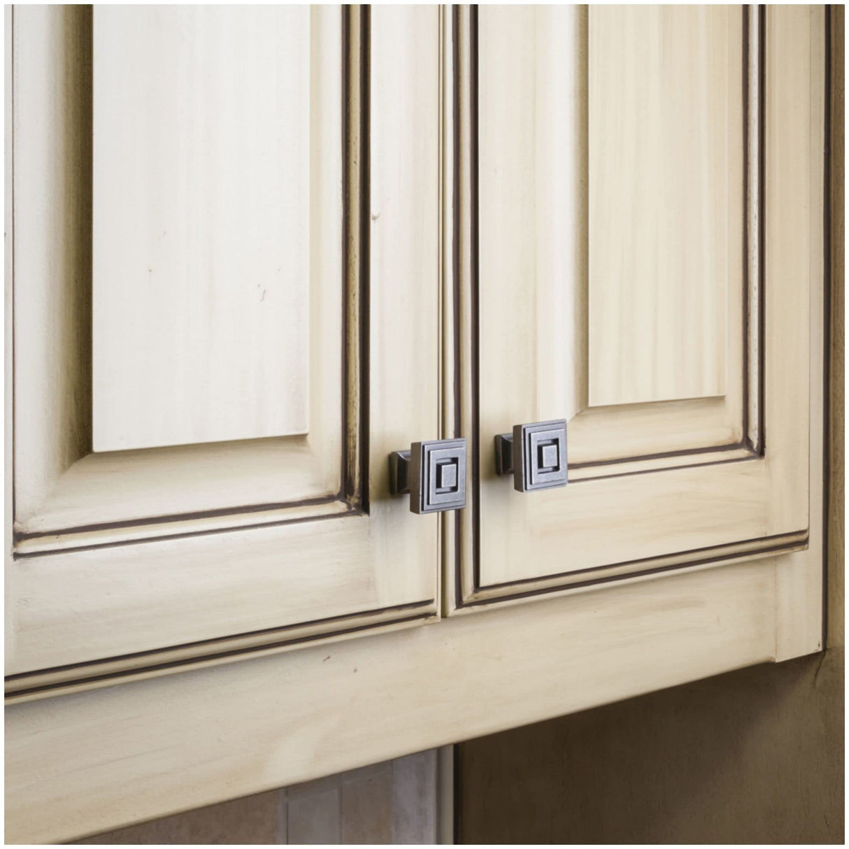 Jeffrey Alexander 585L-DACM 1-1/4" Overall Length Gun Metal Square Delmar Cabinet Knob