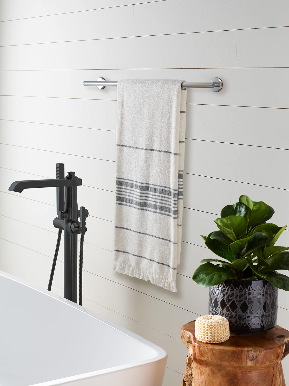 Amerock BH26544PSS Polished Stainless Steel Towel Bar 24 in (610 mm) Towel Rack Arrondi Bathroom Towel Holder Bathroom Hardware Bath Accessories