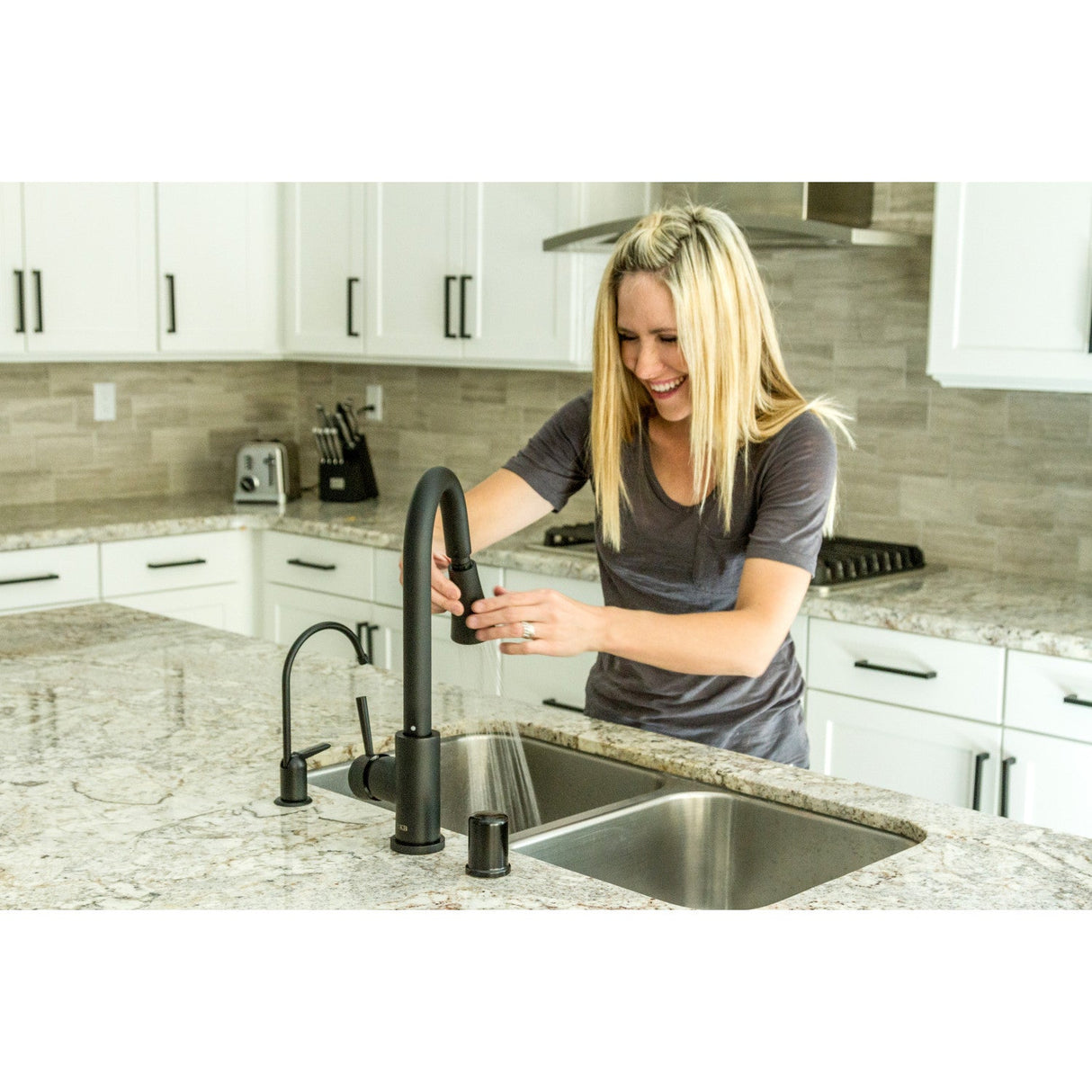 Concord LS8720DL Single-Handle 1-Hole Deck Mount Pull-Down Sprayer Kitchen Faucet, Matte Black