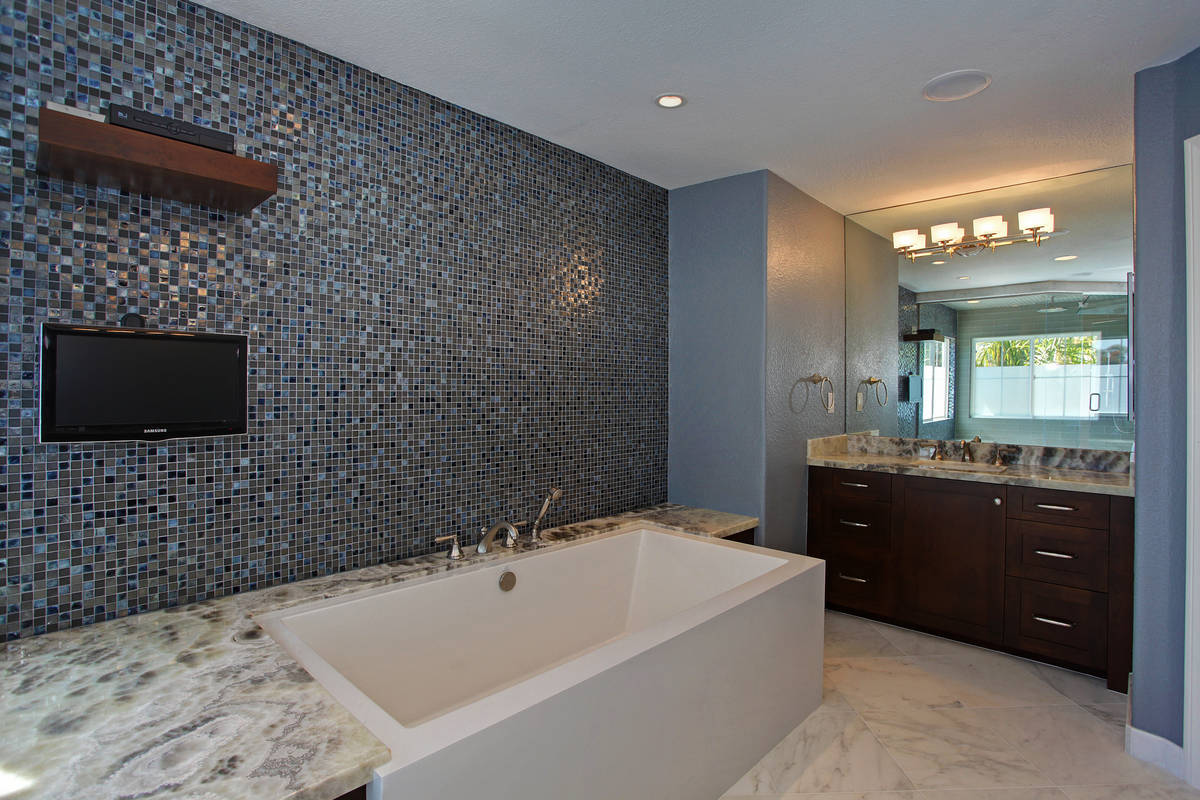 Hydro Systems MCH7238ATO-WHI CHAGALL 7238 AC TUB ONLY - WHITE