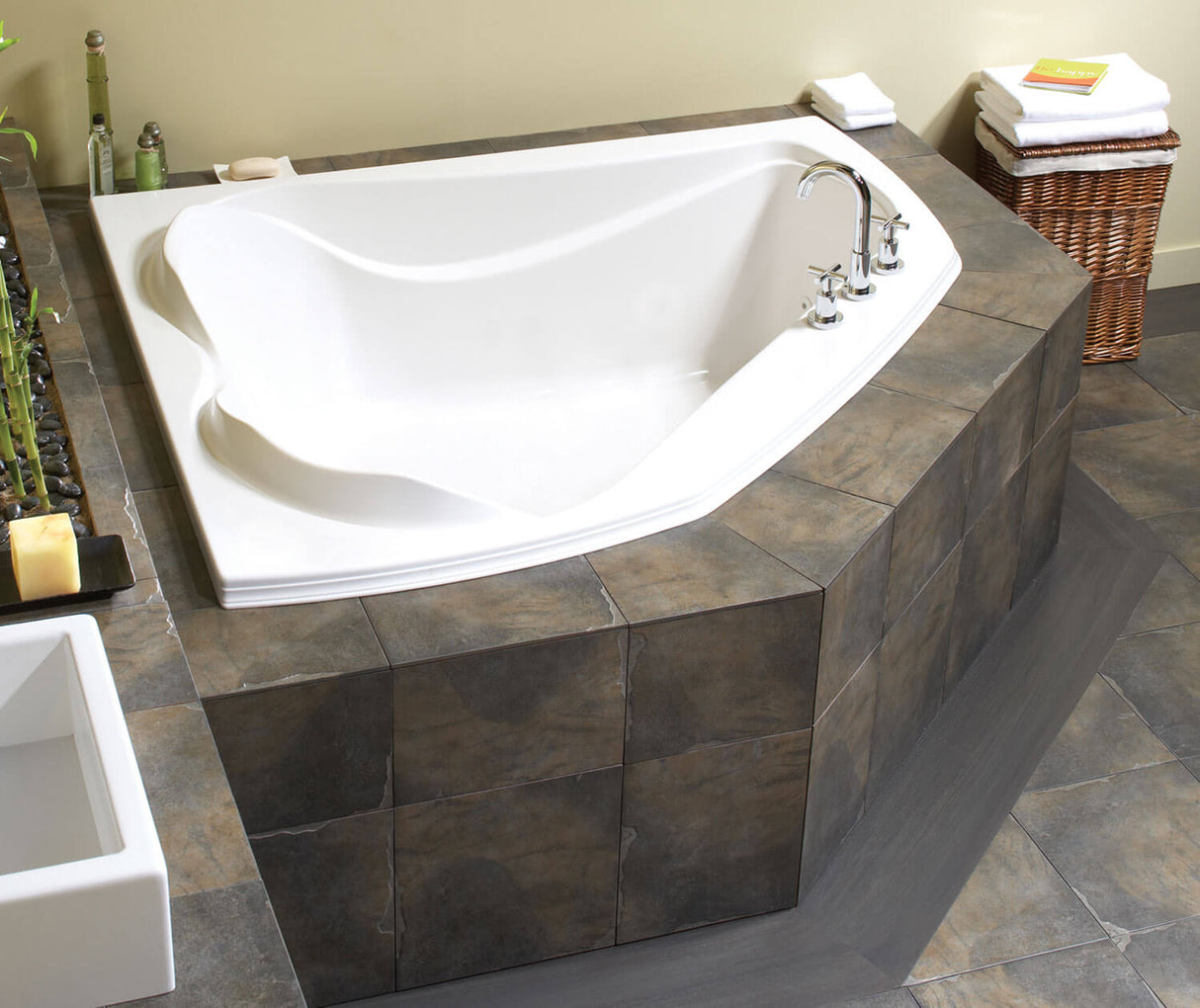 MAAX 102724-000-001-000 Cocoon 6054 Acrylic Corner Center Drain Bathtub in White