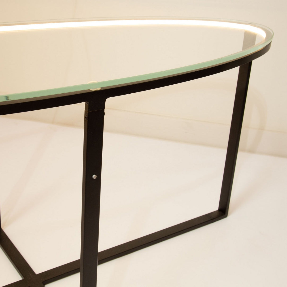 Tavola Oval Table