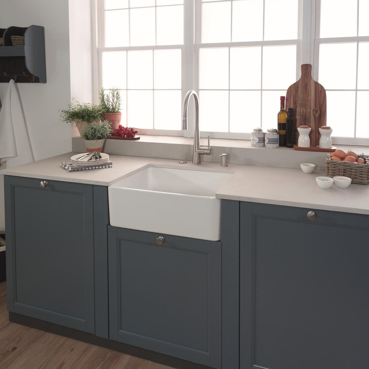 FRANKE MHK110-24WH Manor House 23.62-in. x 19.88-in. White Apron Front Single Bowl Fireclay Kitchen Sink - MHK110-24WH In White