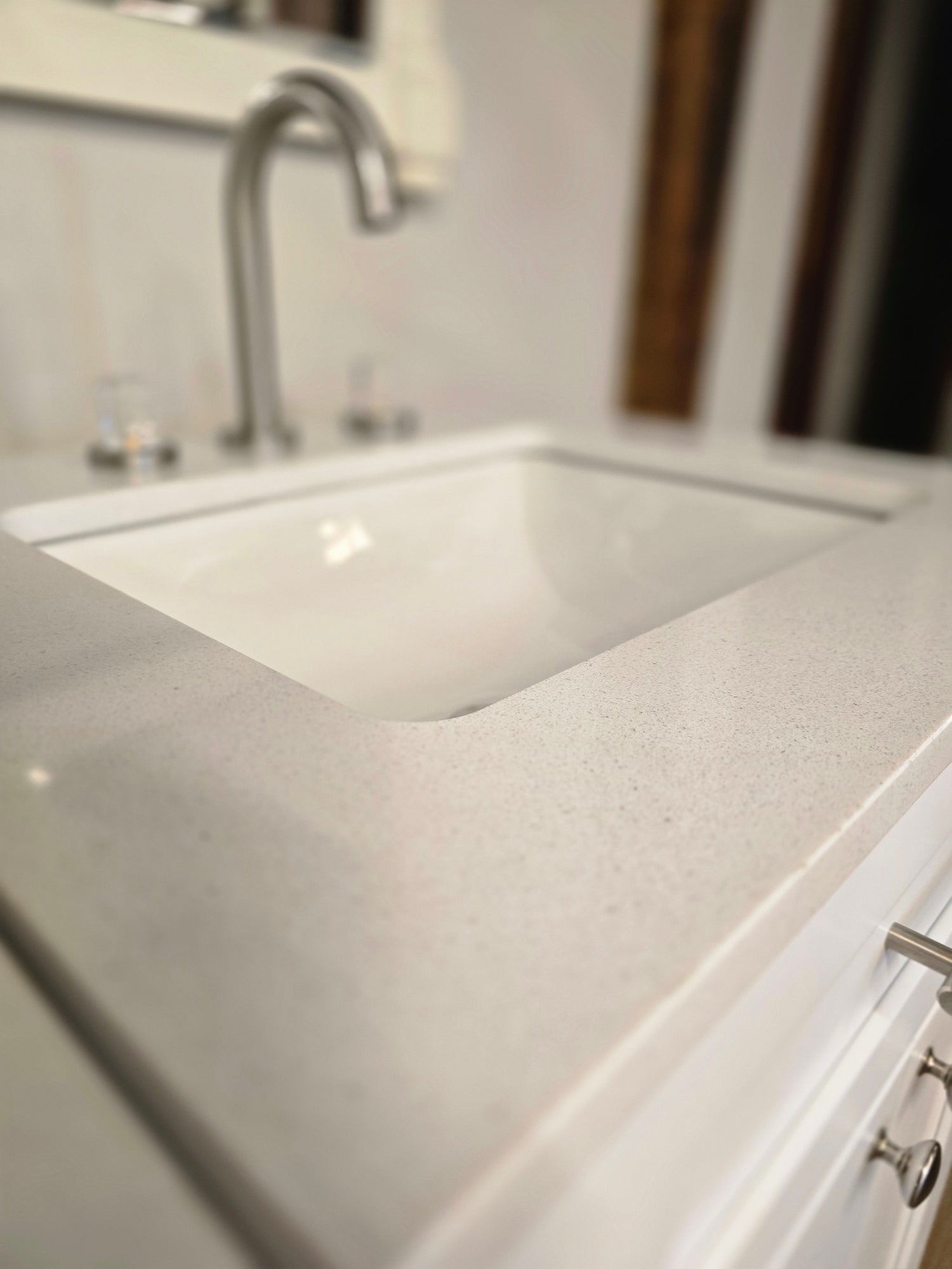 24" Cab-Tec White Shaker Vanity Set with Custom Quartz Top and Facetted Brushed Nickel Faucet