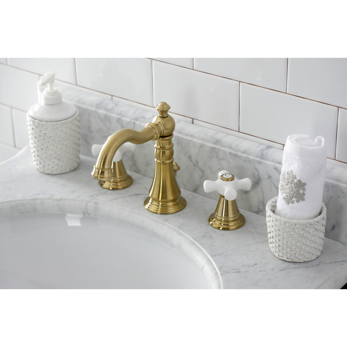 Fauceture FSC1973APX American Classic 8 in. Widespread Bathroom Faucet, Brushed Brass