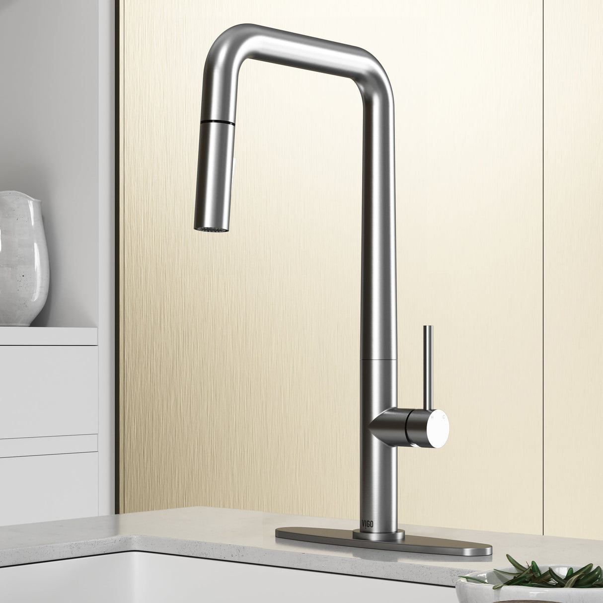 VIGO Parsons Pull-Down Kitchen Faucet with Deck Plate in Stainless Steel VG02031STK1