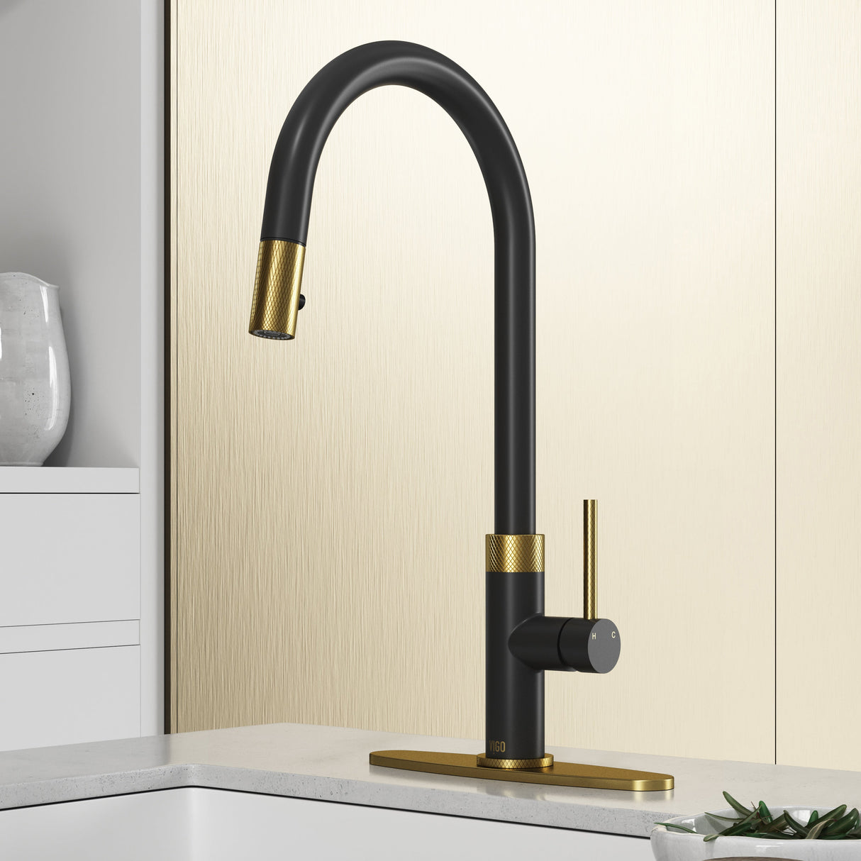 VIGO Bristol Pull-Down Kitchen Faucet with Deck Plate in Matte Brushed Gold and Matte Black VG02033MGMBK1