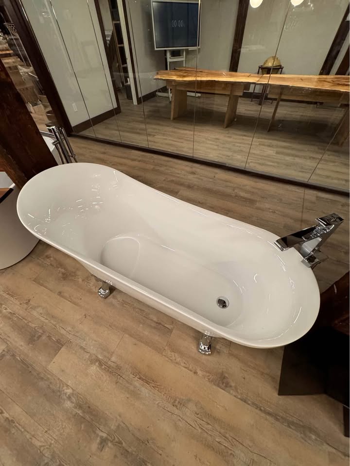 Cache Single Slipper, Clawfoot Soaking Acrylic Bathtub, Chrome Clawfoot (Showroom Model For Sale)