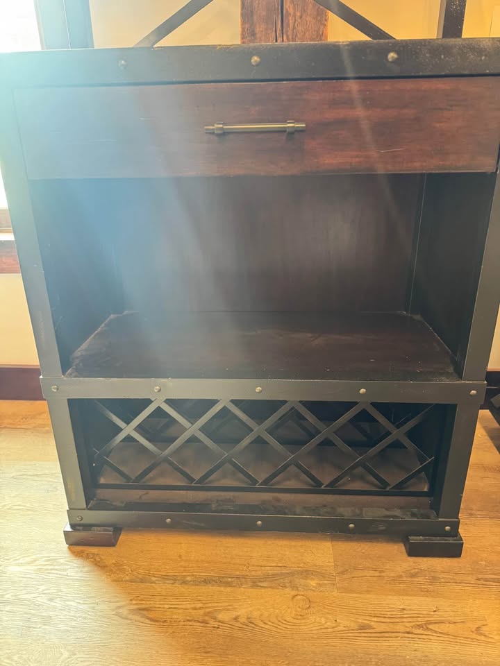 Howard Miller Red Mountain Wine & Bar Cabinet 695138 - Rustic Hardwood Finish, Home Liquor Storage, Hanging Stemware Rack, 14 Bottle Wine Rack (Showroom For Sale) Consignment