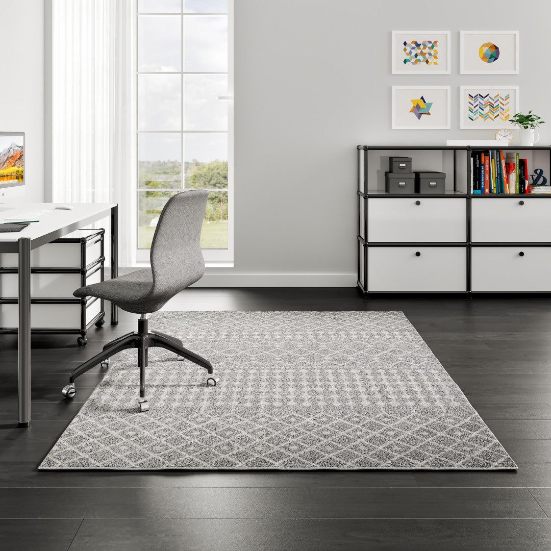 Eviva Grid 5' x 7' Geometric Gray/Cream Rug
