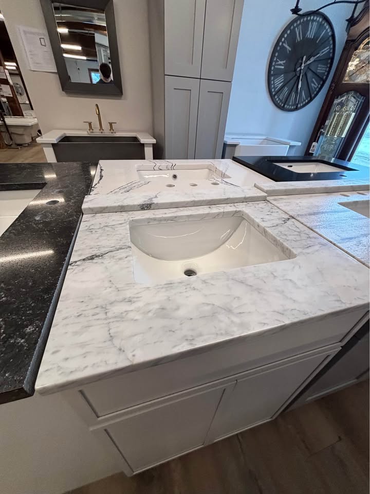 24” Cab-Tec Shaker Dove Vanity w/ Marble Top