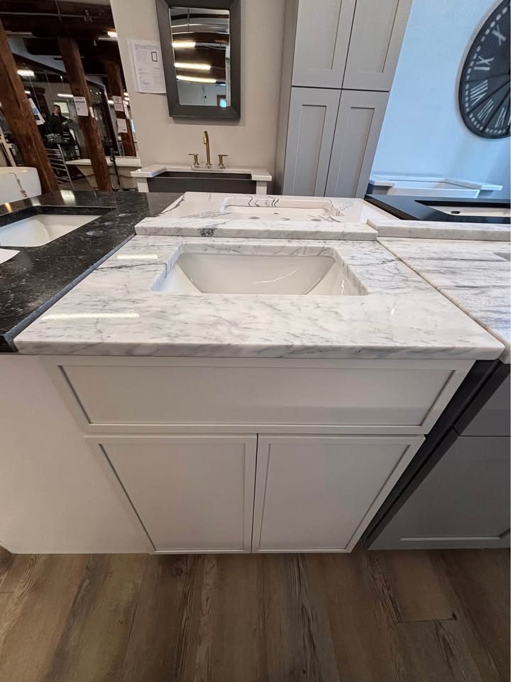 24” Cab-Tec Shaker Dove Vanity w/ Marble Top