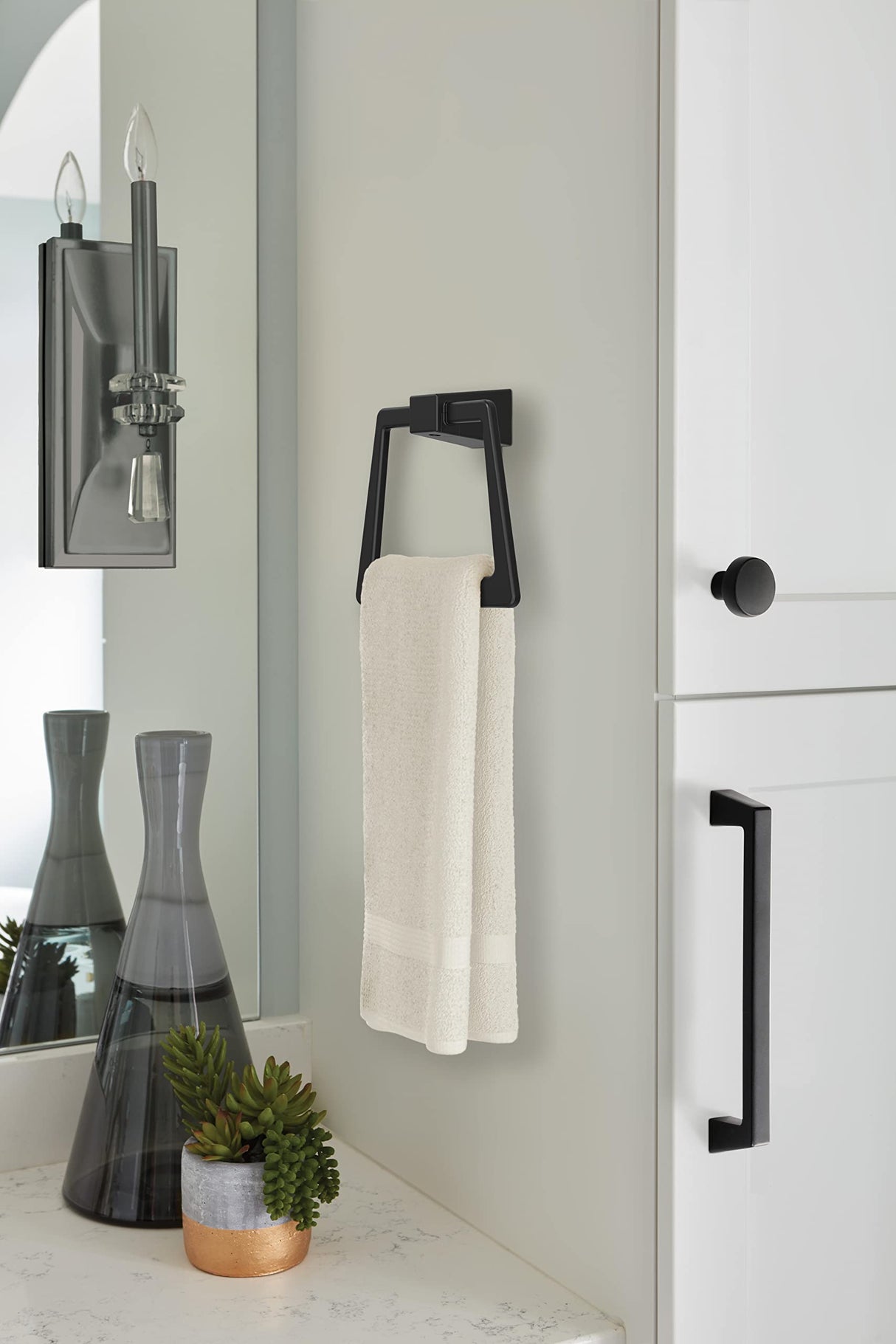 Amerock BH36002MB Matte Black Towel Bar 6-13/16 in (173 mm) Length Towel Holder Blackrock Hand Towel Holder for Bathroom Wall Small Kitchen Towel Holder Bath Accessories