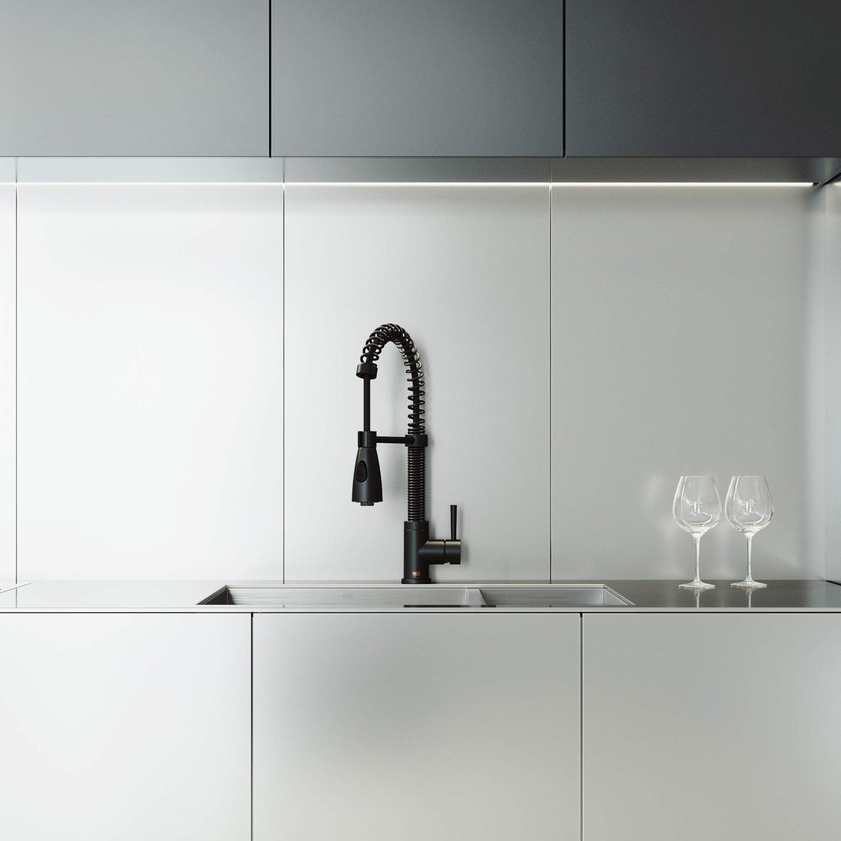 VIGO VG02003MB 18.5" H Brant Single-Handle Pull-Down Sprayer Kitchen Faucet in Matte Black