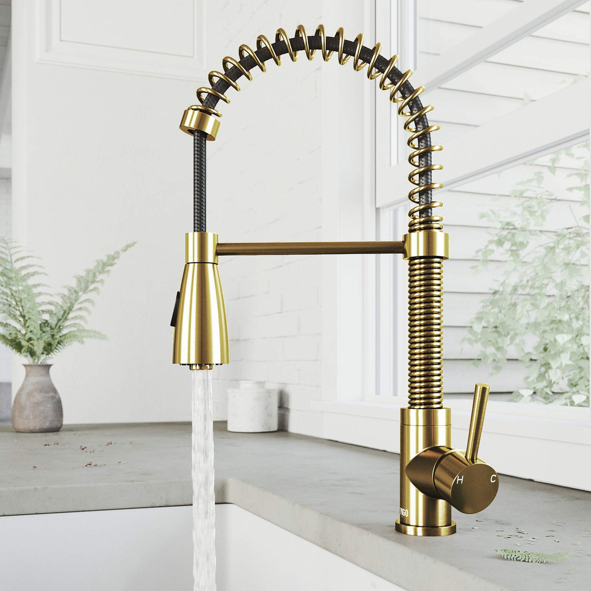 VIGO VG02003MG 19" H Brant Single-Handle with Pull-Down Sprayer Kitchen Faucet in Matte Gold