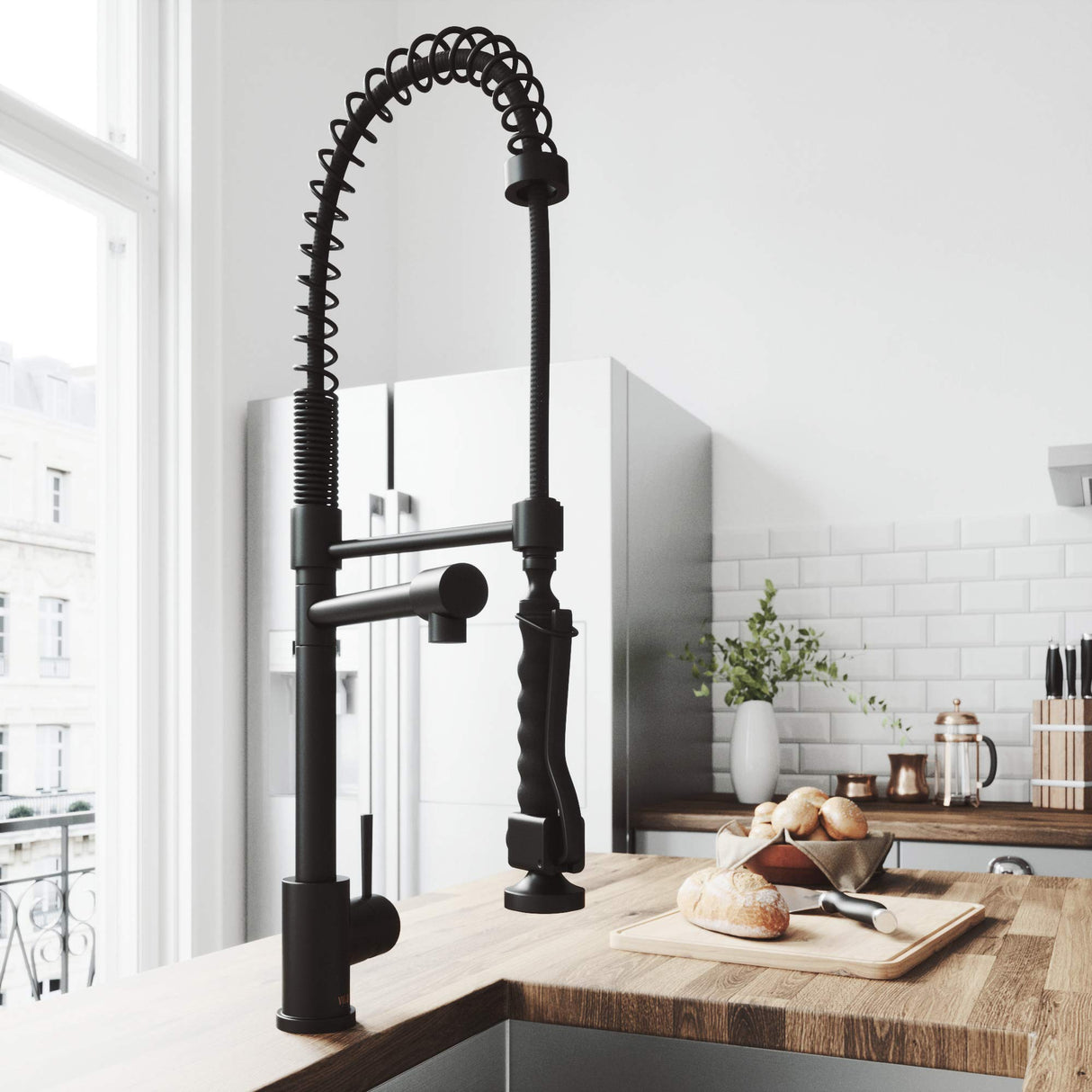 VIGO Zurich Matte Black Kitchen Faucet with Pull-Down Sprayer | Single-Handle Kitchen Sink Faucet with Easy-Grip Extendable Sink Sprayer | Solid Brass Faucet for Kitchen Sink with 1.8 GPM Spout