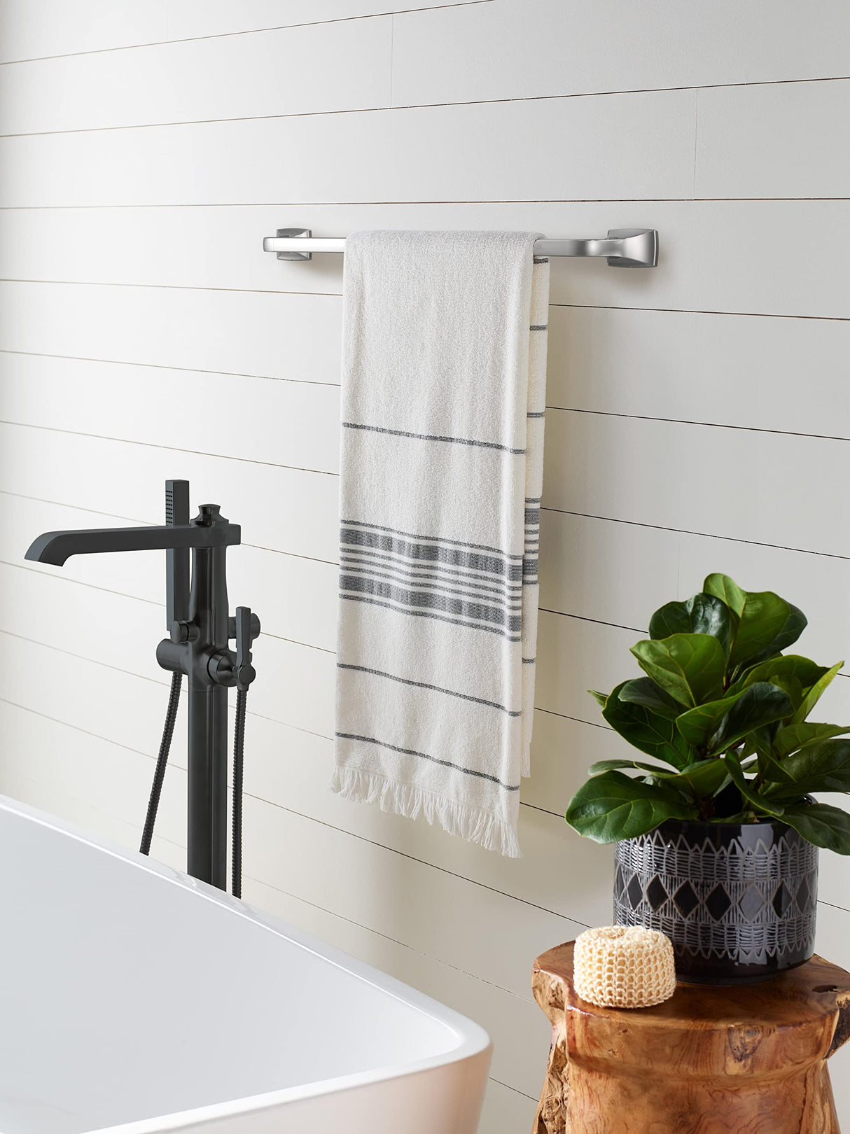 Amerock BH3601426 Chrome Towel Bar 24 in (610 mm) Towel Rack Highland Ridge Bathroom Towel Holder Bathroom Hardware Bath Accessories
