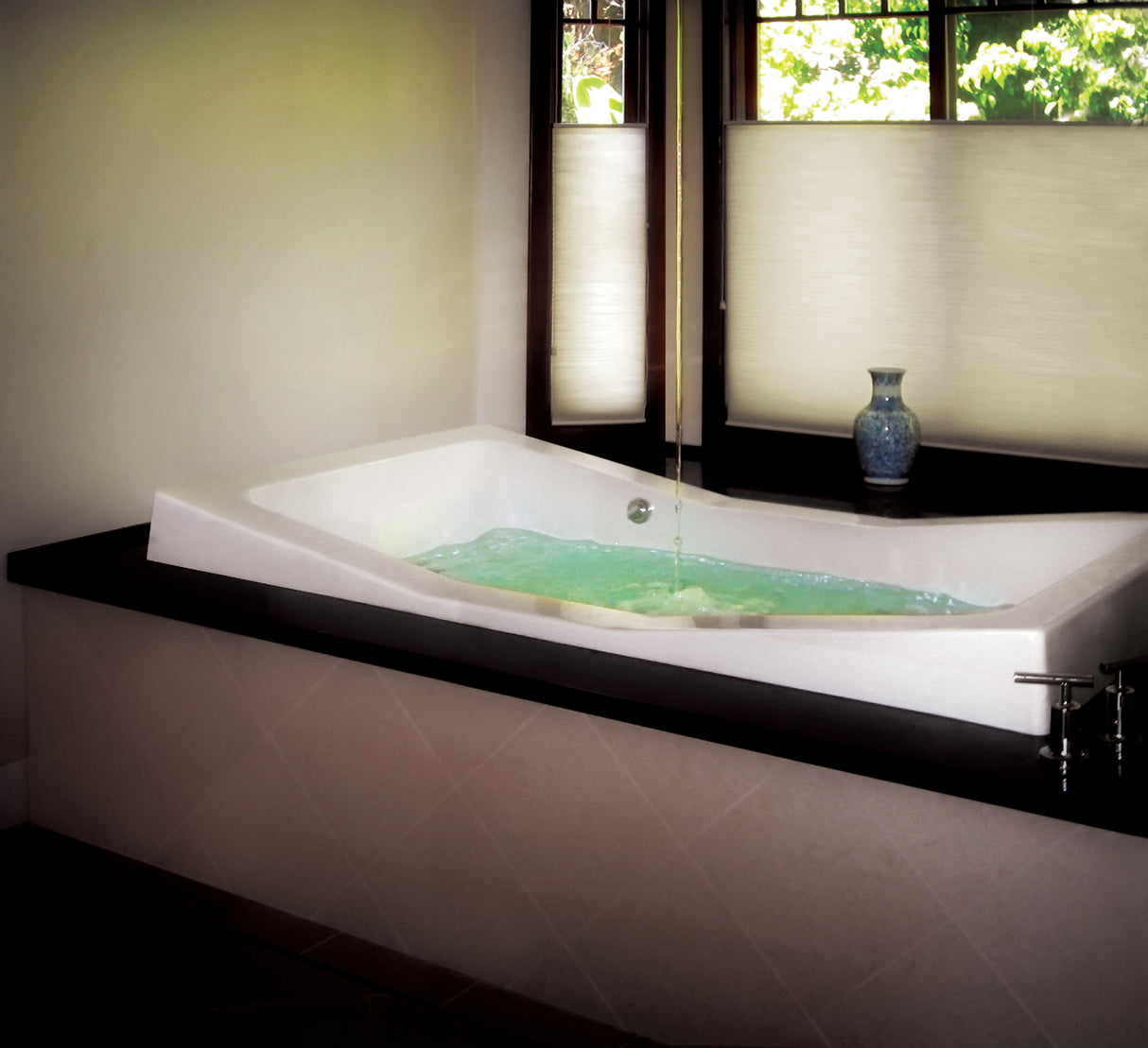 Hydro Systems DAN7341AWP-WHI DANIKA 7341 AC W/WHIRLPOOL SYSTEM-WHITE