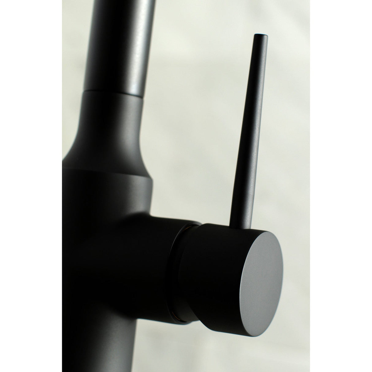 New York LS2720NYL Single-Handle 1-Hole Deck Mount Pull-Down Sprayer Kitchen Faucet, Matte Black