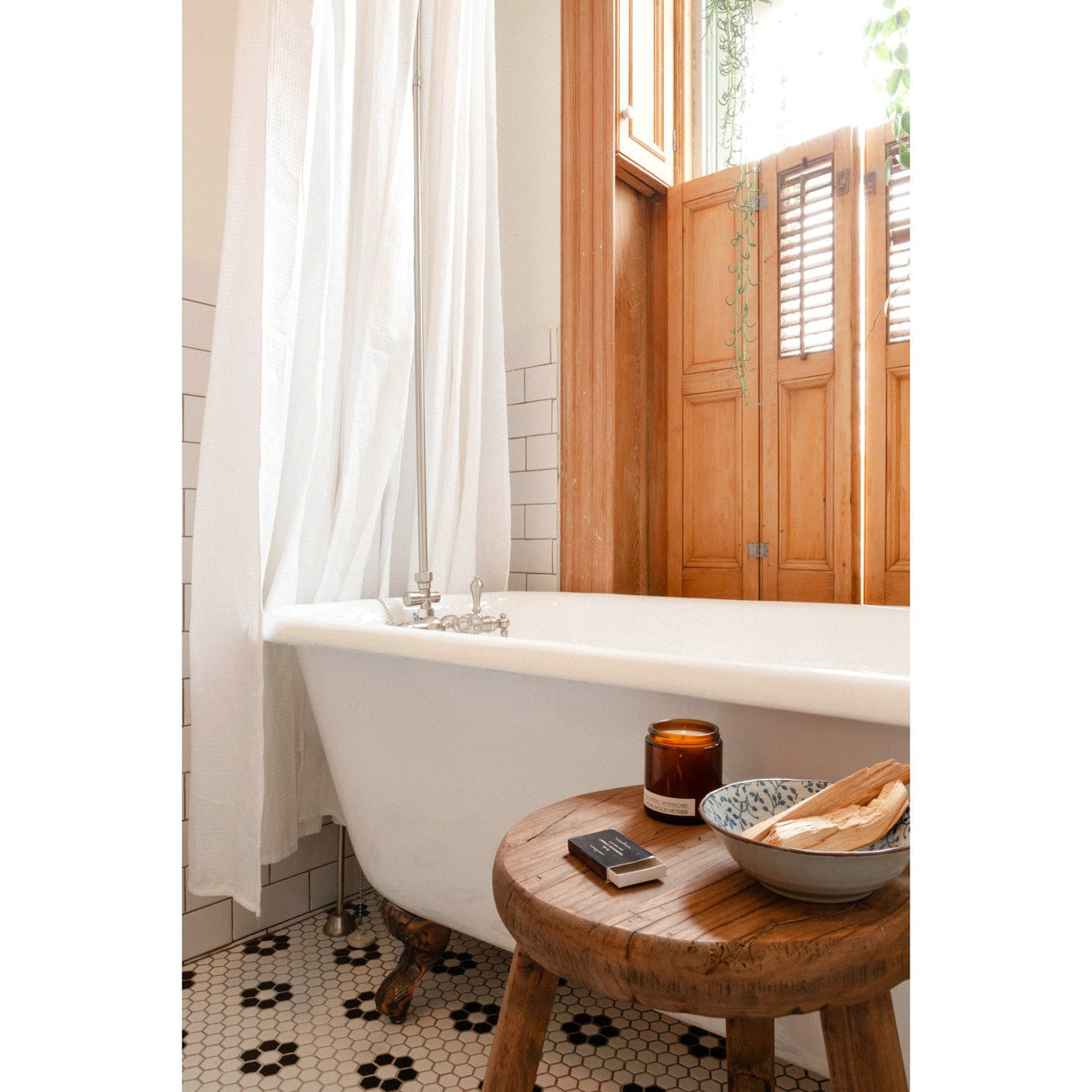 Aqua Eden VCT3D603019NT5 60-Inch Cast Iron Roll Top Clawfoot Tub with 3-3/8 Inch Wall Drillings, White/Oil Rubbed Bronze