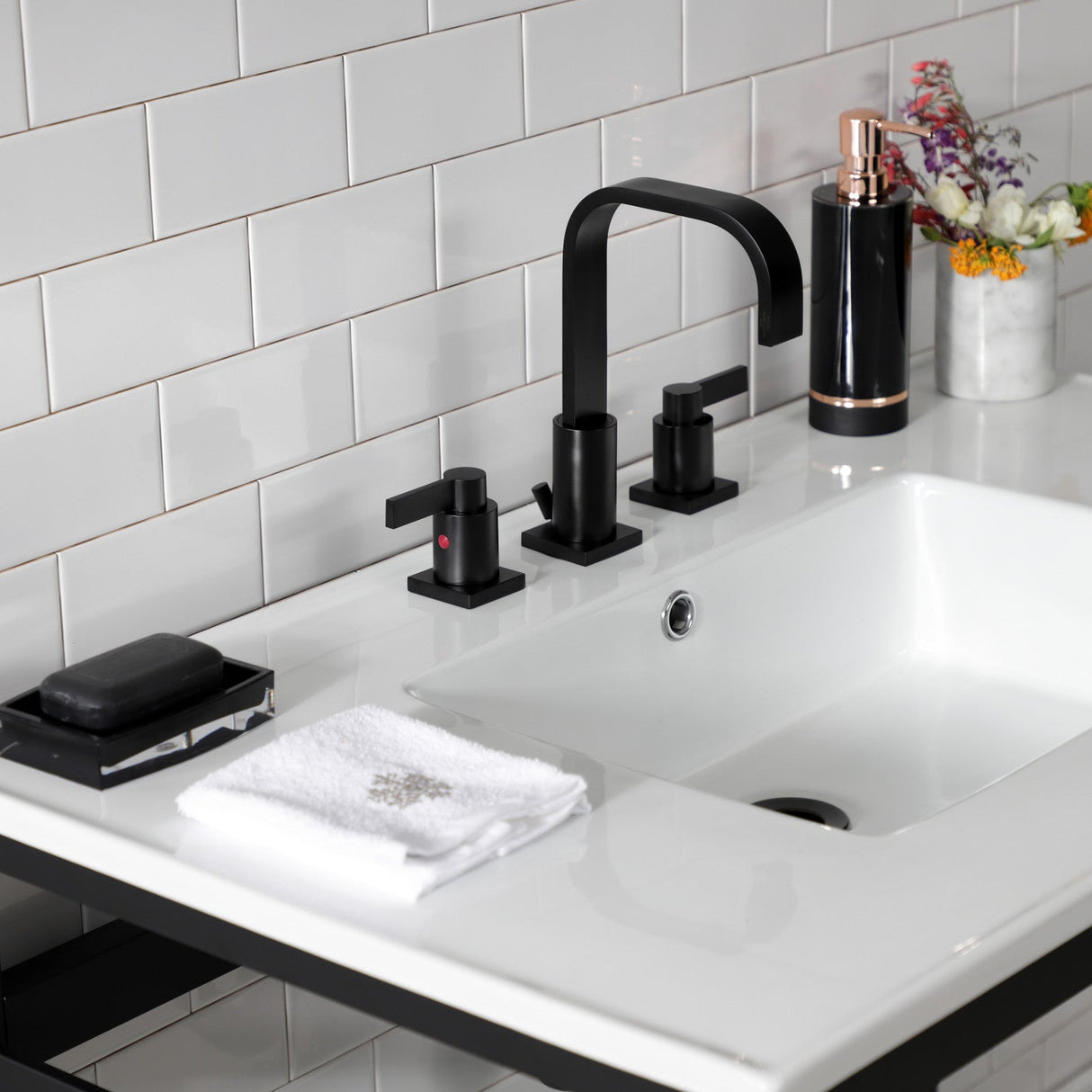 Quadras VWP3722W8B0 37-Inch Ceramic Console Sink Set, White/Matte Black