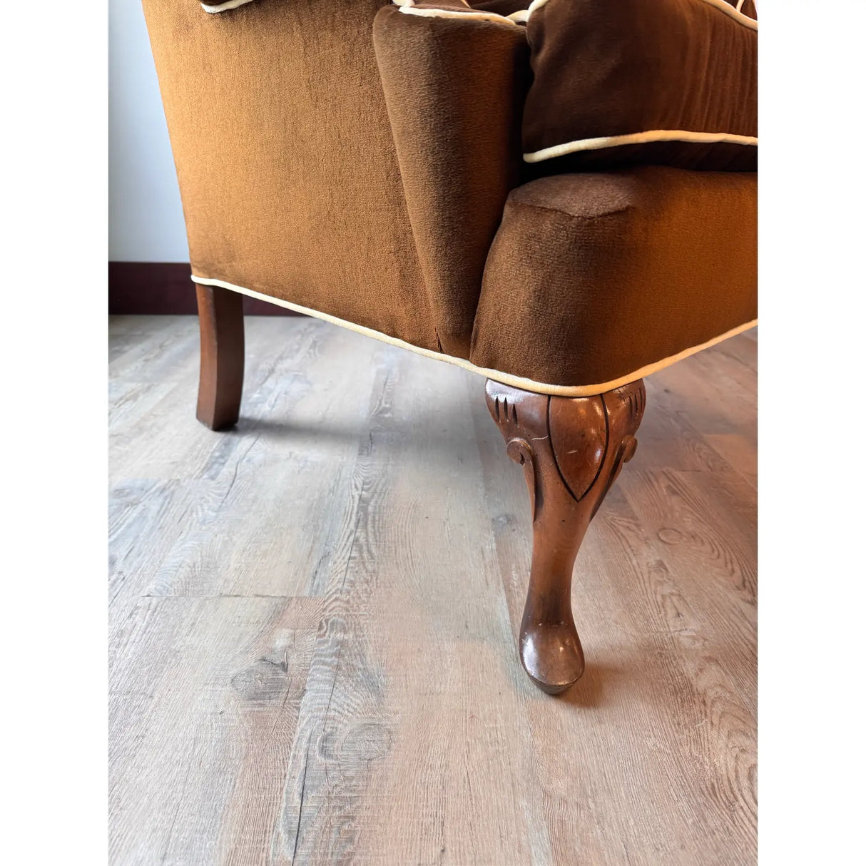 Vintage Ethan Allen Brown Velvet Wingback Chair – Cream Piping & Carved Wood Legs (1970s)